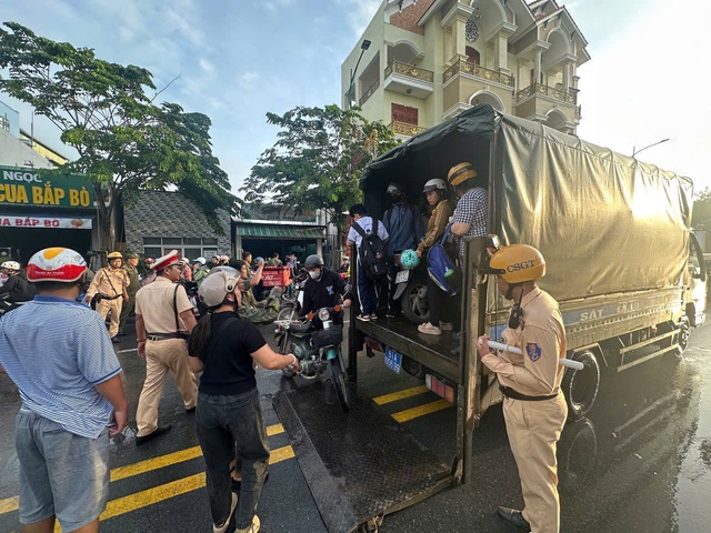 CSGT TP.HCM đưa học sinh và giáo viên qua các điểm nước ngập sâu - Ảnh 2.