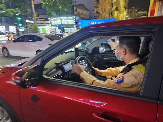 Giật mình CSGT phát hiện tài xế ô tô công nghệ vi phạm nồng độ cồn khủng tại Hà Nội - Ảnh 2.