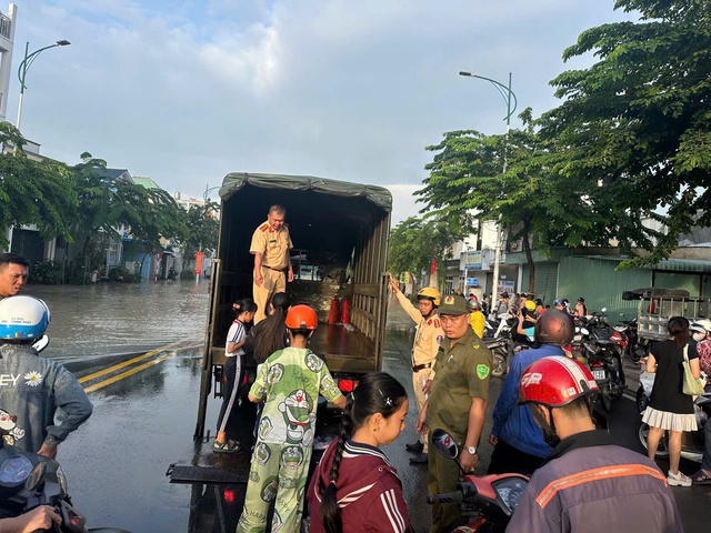 CSGT TP.HCM đưa học sinh và giáo viên qua các điểm nước ngập sâu - Ảnh 1.