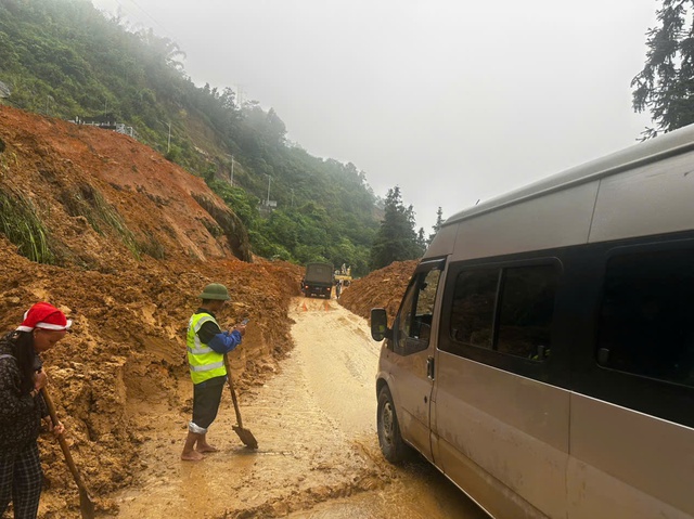 Kết thúc dự án xử lý điểm tiềm ẩn tai nạn trên QL4D - Ảnh 2.