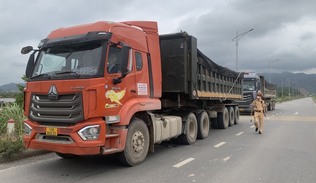 Quảng Ninh: Tăng cường kiểm tra, xử lý phương tiện vận chuyển VLXD - Ảnh 1.