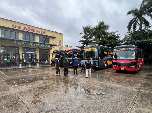 Tiếp tục ngừng chạy mác tàu SE7/SE8 do ảnh hưởng mưa ngập tại miền Trung. - Ảnh 1.