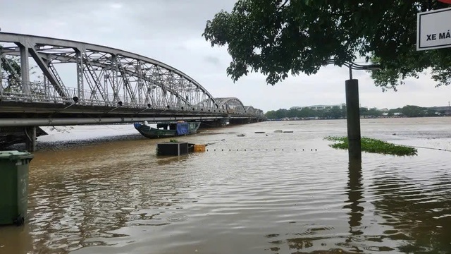 Một số tuyến sông ở Huế, Đà Nẵng cấm phương tiện thủy để ứng phó mưa lũ - Ảnh 1.
