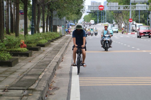 TP.HCM dự kiến triển khai thí điểm làn xe đạp trên đường Mai Chí Thọ cuối năm 2025 - Ảnh 1.