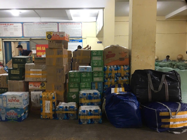 Vận chuyển miễn phí hàng cứa trợ tới miền Trung - Ảnh 1.