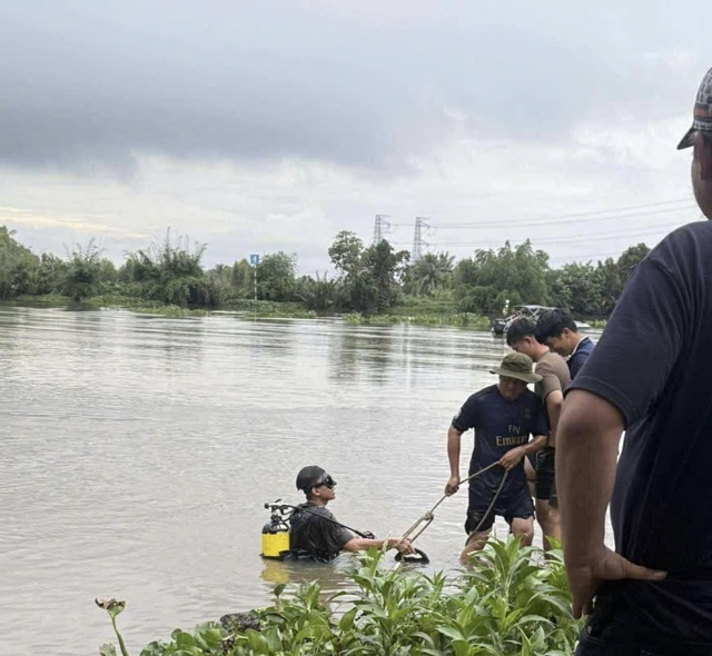 Vẫn đang tìm kiếm người mất tích trên sông Vàm Cỏ Đông - Ảnh 1.