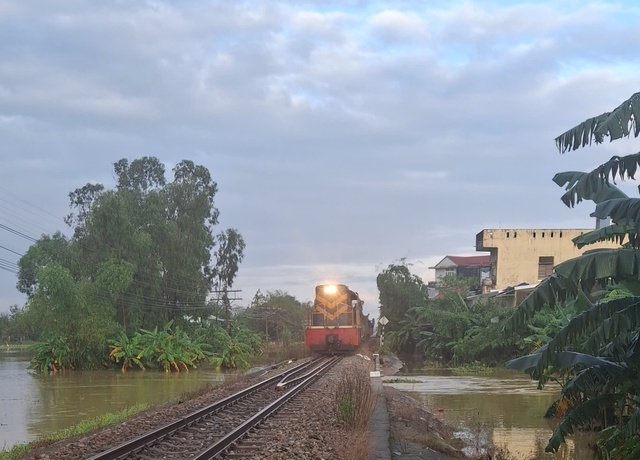 Thông tuyến đường sắt Bắc - Nam qua TP Huế- Ảnh 2.