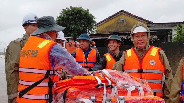 Lực lượng hàng hải hỗ trợ trang thiết bị và nhân lực ứng phó đợt mưa lũ tại Đà Nẵng - Ảnh 2.