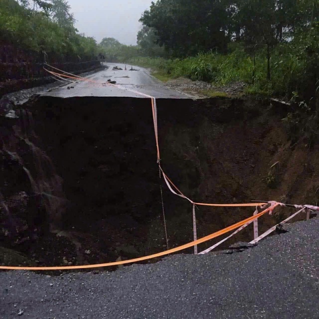 Thái Nguyên: Quốc lộ 3B xuất hiện hố sụt lún, gây đứt mặt đường- Ảnh 1.