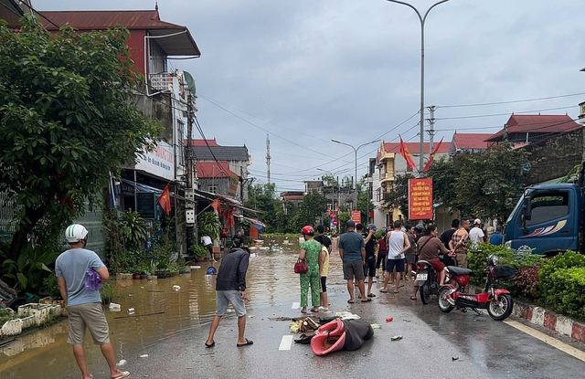 Lạng Sơn: Nước dâng cao, QL4A bị tắc - Ảnh 1.