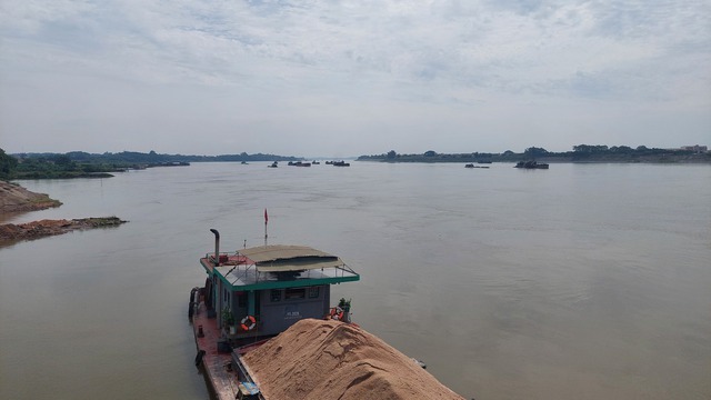 Hạn chế giao thông thủy sông Hồng để thi công cầu Hồng Hà, Mễ Sở - Ảnh 1.