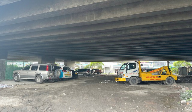 TP.HCM rà soát, xử lý bãi trông giữ xe dưới gầm cầu- Ảnh 1.