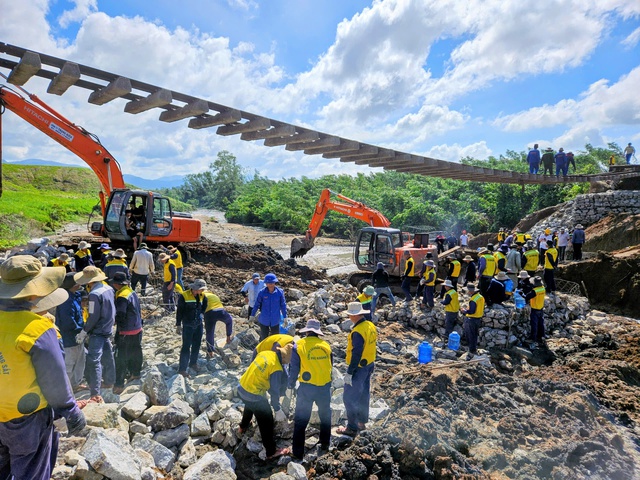 Thi công cầu tạm xuyên ngày đêm để sớm thông tàu - Ảnh 1.