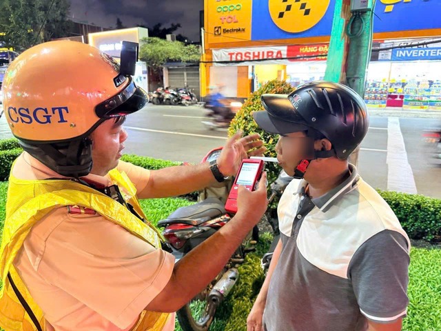 CSGT TP.HCM xử phạt hơn 15.700 tài xế vi phạm nồng độ cồn trong 1 tháng ra quân cao điểm - Ảnh 1.