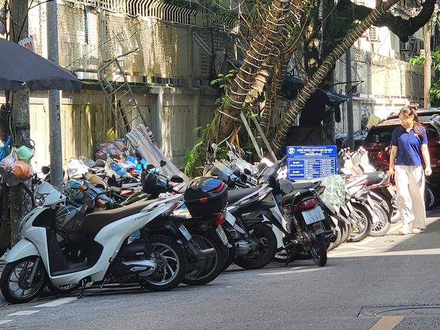 Hà Nội tổng kiểm tra bãi xe, xử lý vi phạm lấn chiếm hạ tầng giao thông- Ảnh 1.