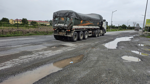 Khẩn trương sửa chữa QL1 đoạn qua TP Huế - Ảnh 1.