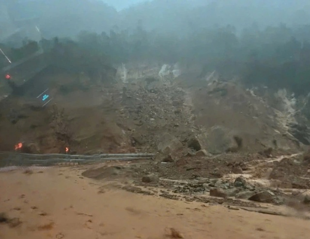 Nhiều tuyến đường đèo tại khu vực miền Trung Tây Nguyên xảy ra sạt lở nghiêm trọng