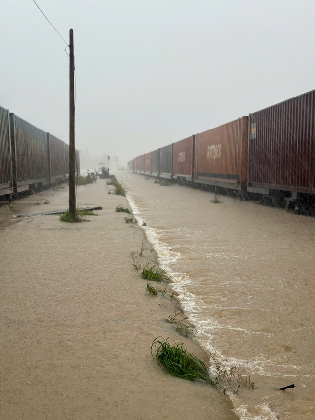 Ngừng chạy nhiều đoàn tàu do mưa lũ- Ảnh 3.