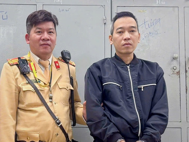 CSGT Hà Nội phối hợp người dân khống chế đối tượng cướp xe máy của nữ sinh- Ảnh 1.