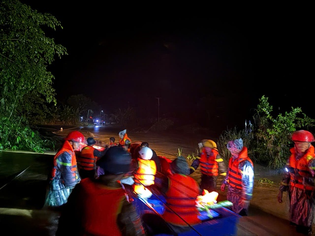 Đắk Lắk sơ tán 320 người trong đêm, nước lũ dâng nhanh chia cắt nhiều khu vực- Ảnh 2.