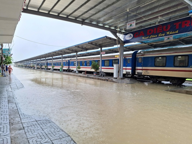 Mưa lũ Nam Trung Bộ gây thiệt hại lớn cho hoạt động vận tải đường sắt