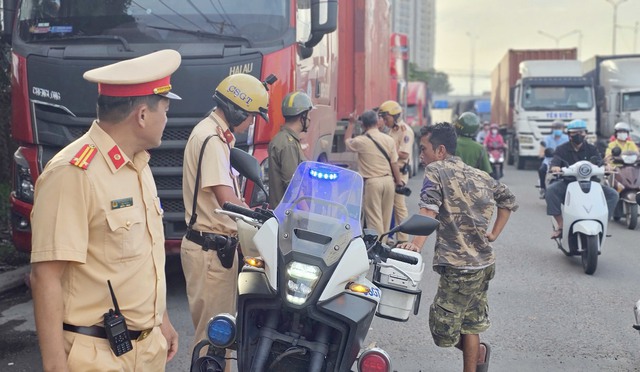 CSGT TP.HCM tăng cường xử lý vi phạm nồng độ cồn thuyền viên và tài xế container dừng, đỗ sai quy định - Ảnh 3.