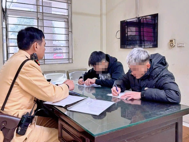 Xử phạt nam thanh niên bốc đầu xe máy, không đội mũ bảo hiểm trên đường Đặng Công Chất, Hà Nội- Ảnh 1. Xử phạt nam thanh niên bốc đầu xe máy, không đội mũ bảo hiểm trên đường Đặng Công Chất, Hà Nội- Ảnh 1.