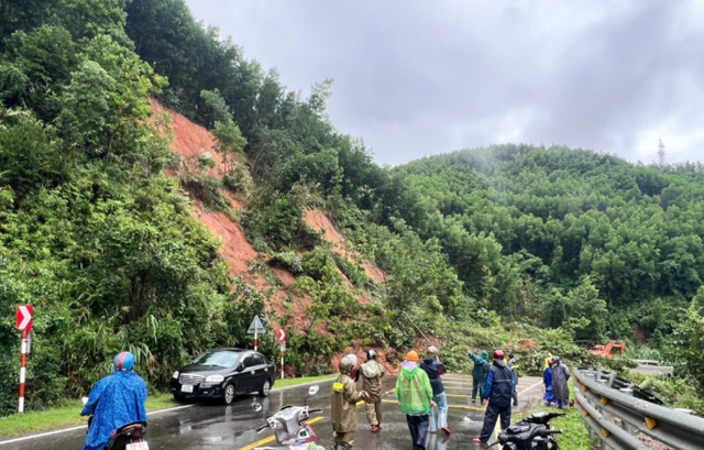 Đắk Lắk tạm dừng các phương tiện lưu thông qua Đèo Phượng Hoàng do sạt lở