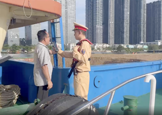 CSGT TP.HCM tăng cường xử lý vi phạm nồng độ cồn thuyền viên và tài xế container dừng, đỗ sai quy định - Ảnh 2.