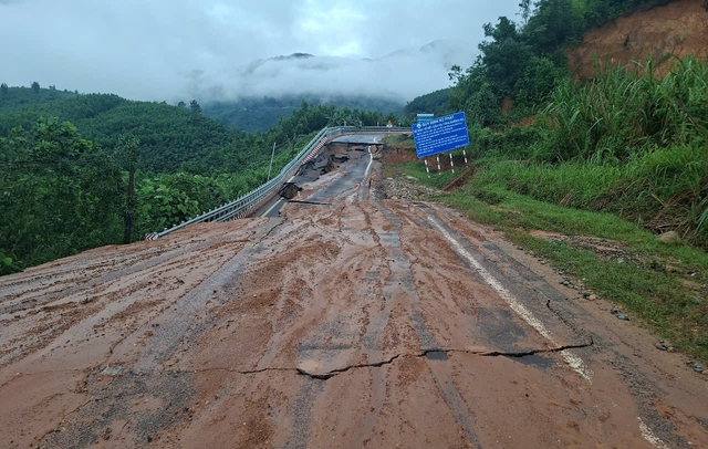 Khánh Hoà: Đèo Khánh Lê tiếp tục xuất hiện điểm đứt gãy mới sau mưa lũ- Ảnh 1. Khánh Hoà: Đèo Khánh Lê tiếp tục xuất hiện điểm đứt gãy mới sau mưa lũ- Ảnh 1.