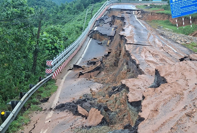 Khánh Hoà: Đèo Khánh Lê tiếp tục xuất hiện điểm đứt gãy mới sau mưa lũ- Ảnh 2. Khánh Hoà: Đèo Khánh Lê tiếp tục xuất hiện điểm đứt gãy mới sau mưa lũ- Ảnh 2.