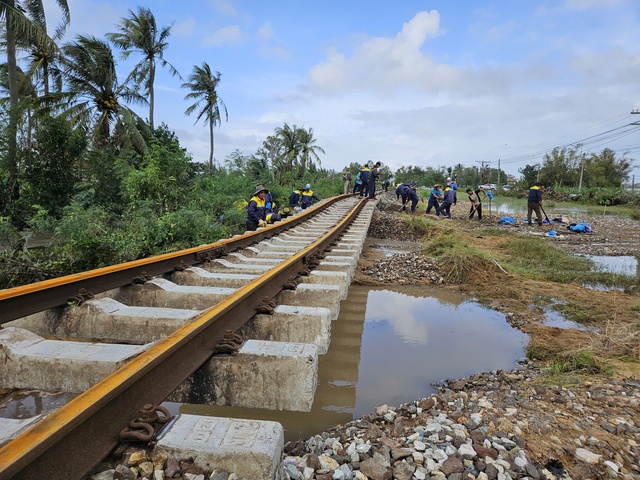 Phấn đấu ngày 25 – 26/11 thông tàu qua khu vực Nam Trung Bộ - Ảnh 1.