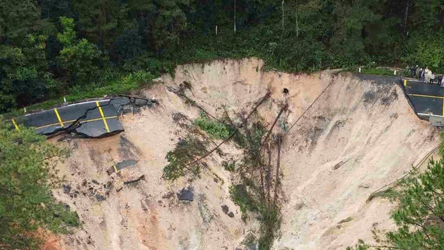 Công bố tình huống khẩn cấp để khắc phục hư hỏng đèo Mimosa, tỉnh Lâm Đồng sau bão số 13- Ảnh 1.