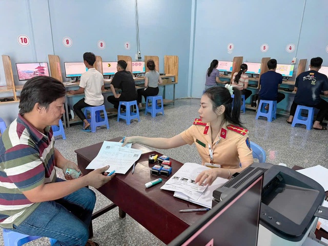 Bộ Công an đề xuất cấp GPLX điện tử, giảm tối đa thời gian cấp đổi