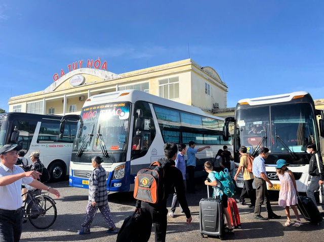 Chuyển tải khoảng 1.500 hành khách do ảnh hưởng của bão số 13 - Ảnh 1.