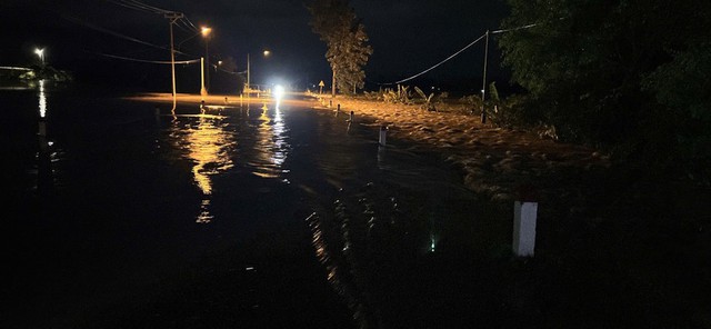 Lũ sông Ba dâng trong đêm, Gia Lai khẩn cấp sơ tán dân, phong tỏa cầu tránh tai nạn - Ảnh 1.