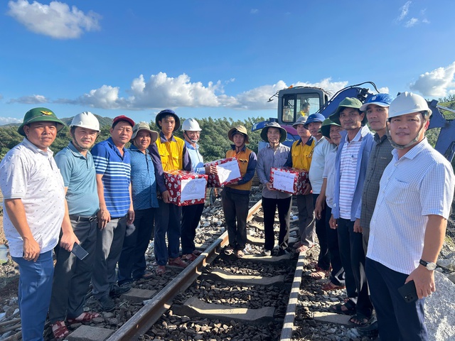 Nỗ lực khắc phục sự cố sạt lở đường sắt trên tuyến Thống nhất- Ảnh 4.