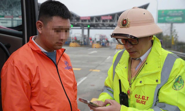 Tổng kiểm soát xe khách trước khi vào cao tốc- Ảnh 1. Tổng kiểm soát xe khách trước khi vào cao tốc- Ảnh 1.