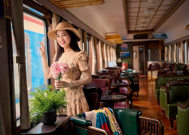 Sau 7 tháng vận hành, tàu Hoa phượng đỏ đạt doanh thu hơn 100 tỷ đồng