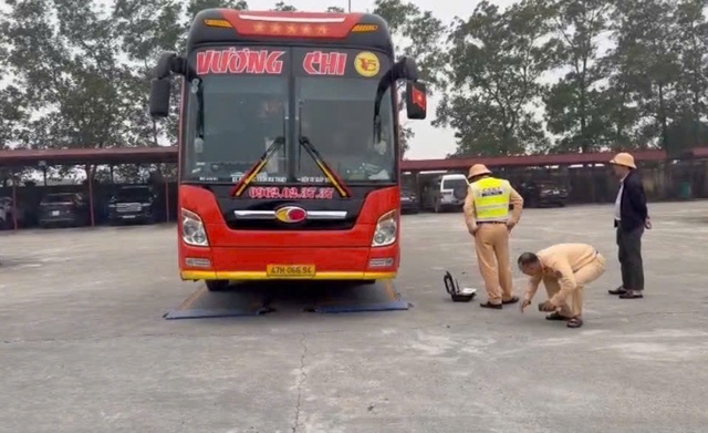 Phạt nặng chủ xe, trừ điểm GPLX tài xế xe khách chở hàng quá tải 200% trên cao tốc- Ảnh 1.