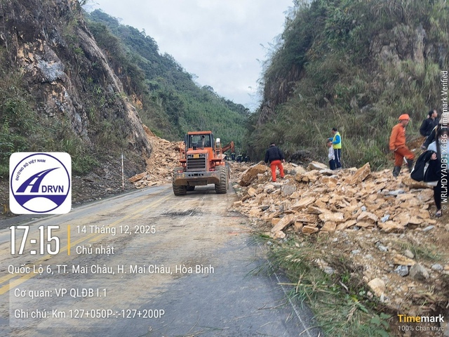 Sạt lở gây ách tắc trên QL6 - Ảnh 1.