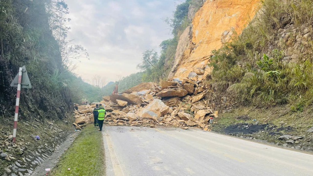 Sạt lở gây ách tắc trên QL6 - Ảnh 2.