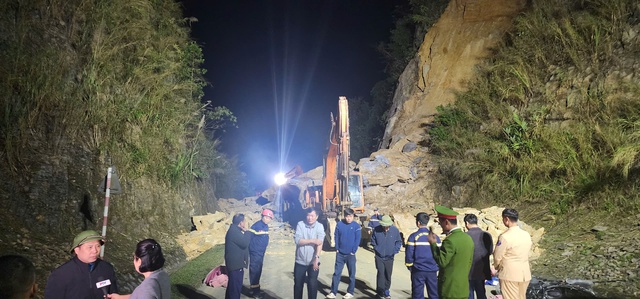 Tìm thấy nạn nhân thứ 3 trong vụ sạt lở trên QL6 - Ảnh 1.