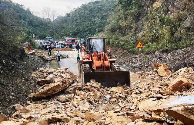Công bố tình huống khẩn cấp về thiên tai tại Km123 - 124 trên QL6 - Ảnh 1.