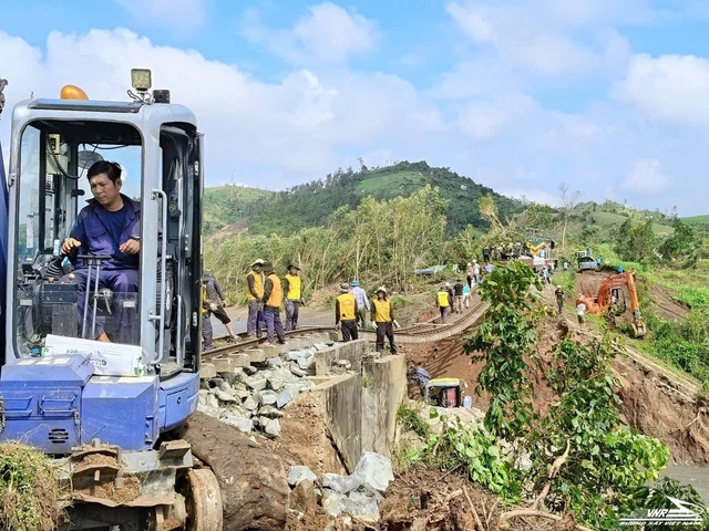 Đường sắt cần hơn 585 tỷ đồng để khắc phục hạ tầng bị hư hỏng do bão, lũ - Ảnh 4.