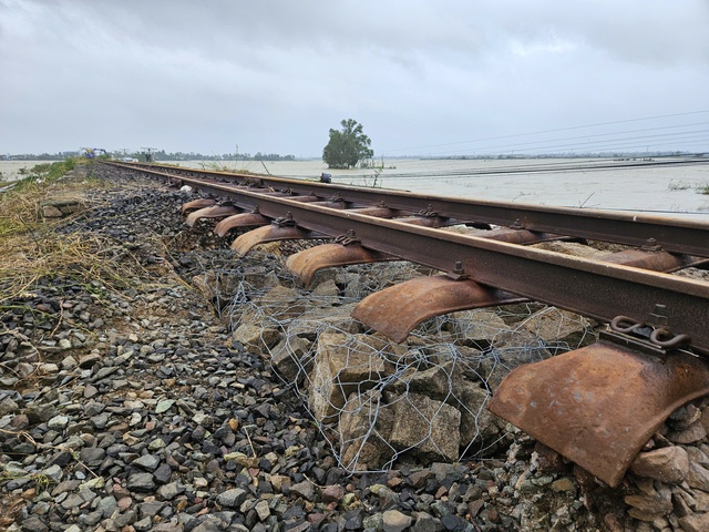 Đường sắt cần hơn 585 tỷ đồng để khắc phục hạ tầng bị hư hỏng do bão, lũ - Ảnh 2.
