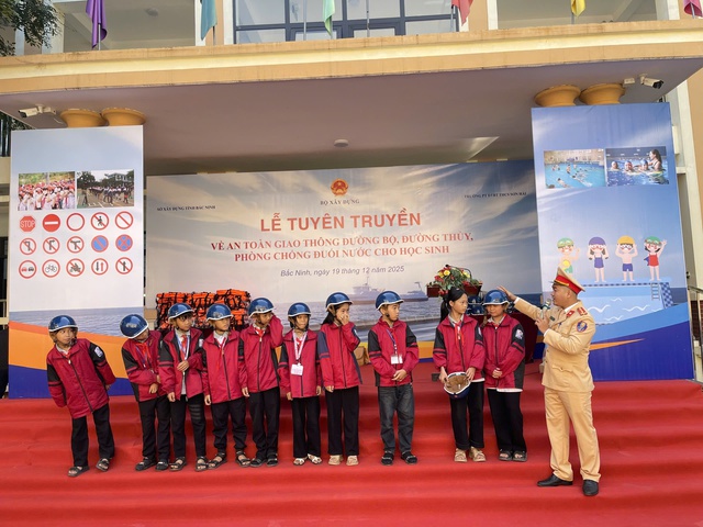 Phổ biến ATGT học đường và hướng dẫn kĩ năng phòng chống đuối nước cho học sinh  tại Bắc Ninh - Ảnh 2.