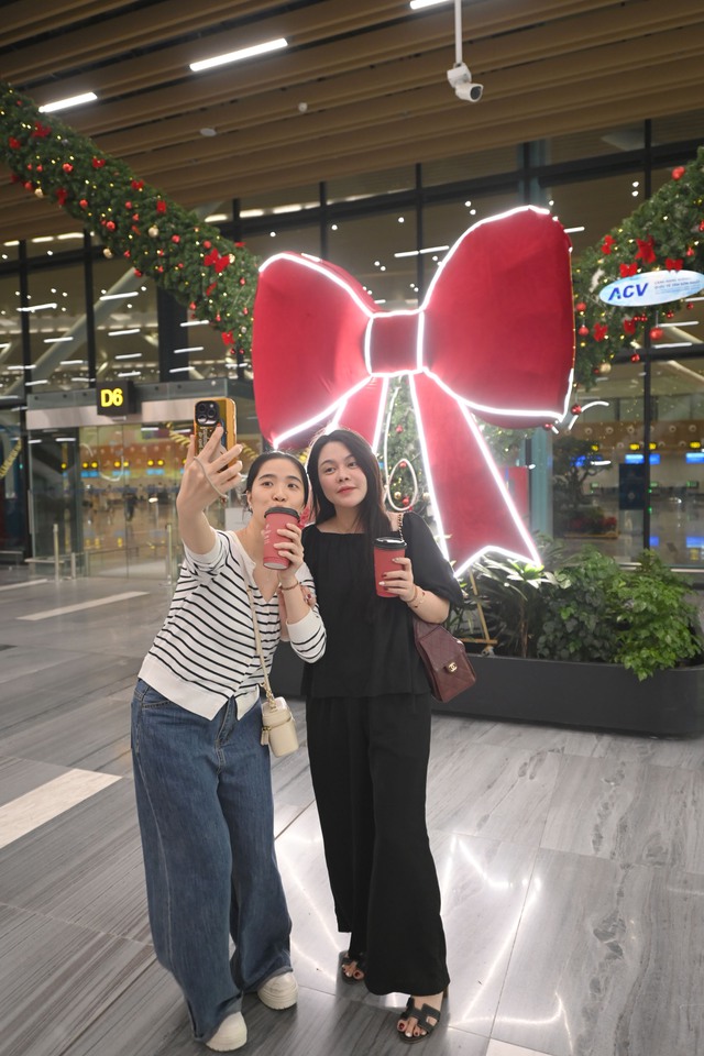 Hành khách thích thú chụp hình Noel tại Nhà ga T3 sân bay Tân Sơn Nhất - Ảnh 9.