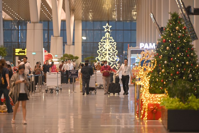 Hành khách thích thú chụp hình Noel tại Nhà ga T3 sân bay Tân Sơn Nhất - Ảnh 4.