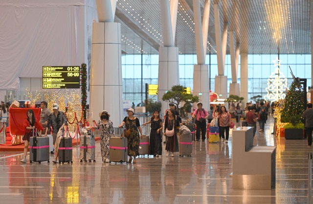 Hành khách thích thú chụp hình Noel tại Nhà ga T3 sân bay Tân Sơn Nhất - Ảnh 7.